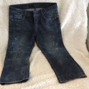 Denim Capri Jeans with Strategic Rips and Fading
